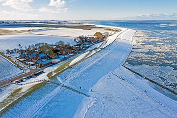 Luchtfoto van besneeuwd dorp Moddergat in Friesland van Eye on You