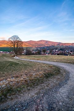 Een korte wandeling buiten de voordeur in Schmalkalden tijdens een prachtige zonsondergang - Thüringen - Duitsland van Oliver Hlavaty