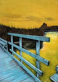 Blaue, hölzerne Brücke auf einem goldenen See mit einem warmen, surrealen ockerfarbenen Himmel