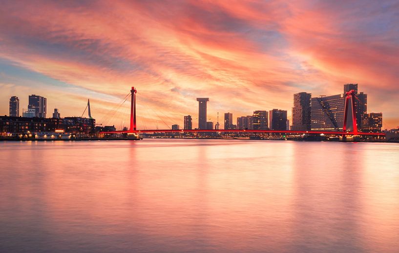 Skyline von Rotterdam mit Willemsbrug von Ilya Korzelius