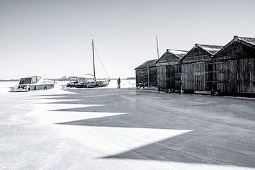 Les bateaux du paysage hivernal en noir et blanc sur Coby Bergsma