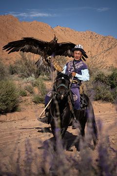 Eagle hunter (adelaar jager) in Kirgizië van Michiel Dros