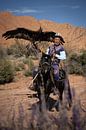 Eagle hunter (adelaar jager) in Kirgizië van Michiel Dros thumbnail