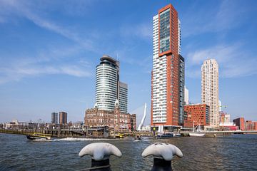 Le Kop van Zuid à Rotterdam avec le Watertaxi sur la Meuse sur MS Fotografie | Marc van der Stelt