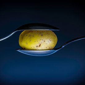 Abstract - aardappel - potato - lepel - strak by Erik Bertels