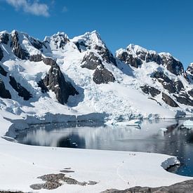 Schneebedeckte Berglandschaft in der Antarktis von Nancy Pauwels