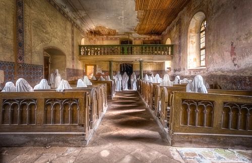 Kirche mit Geisterfiguren, Tschechien