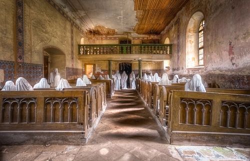 Église avec des fantômes