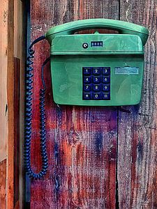 Altes Druckknopf-Telefon gegen Holzvertäfelung