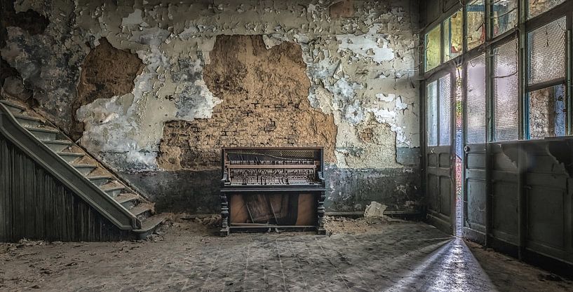 Room with piano by Marian van der Kallen Fotografie