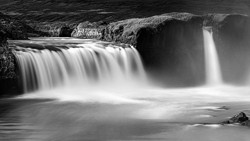 Godafoss Wasserfall in schwarz-weiß von Henk Meijer Photography