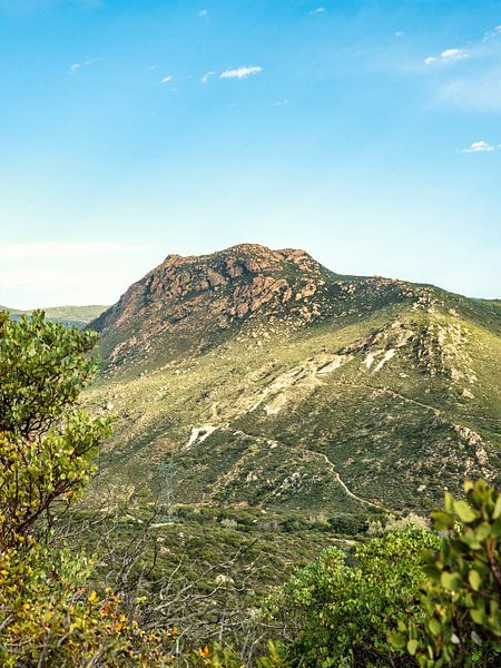 Un chemin de randonnée au loin qui grimpe la prochaine grande colline. par Marc van den Elzen