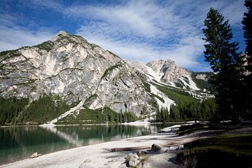 Dolomieten, Lago di Braies, Italie van Kees van Dun