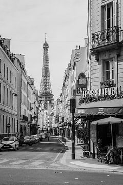 Straatbeeld met Eiffeltoren in Parijs van Kiki Multem