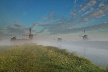 Morning fog in Kinderdijk van Ilya Korzelius