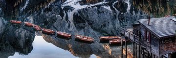 Bateaux en bois au bord du lac dans les Dolomites. sur Voss Fine Art Fotografie