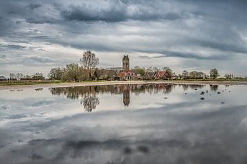 Het Friese dorpje Jorwerd gespiegeld in een plas