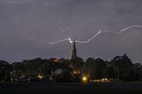 Bliksem boven kerk.