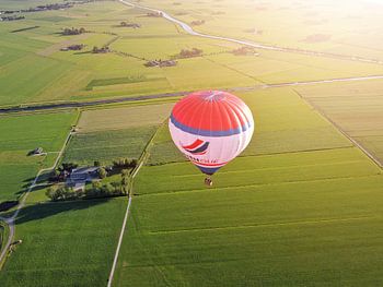 Sonnenuntergang aus einem Heißluftballon über dem Genemuiden Polder