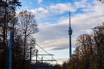 Duitsland, stedelijk uitzicht op monumentale tv-toren in de stad Stuttgart van adventure-photos