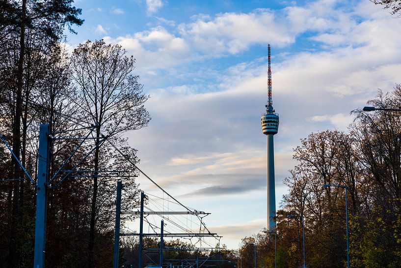 Deutschland, Stadtansicht zum Wahrzeichen des Fernsehturms der Stadt Stuttgart von adventure-photos