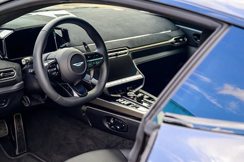 Het interieur van de Aston Martin Vanquish-sportwagen 