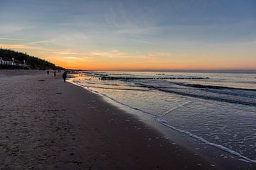 Avondwandeling langs de strandboulevard in Mielno van Oliver Hlavaty