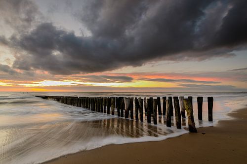 Des promontoires sur la plage après le coucher du soleil