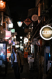 Late werkdag in Golden Gai - Tokyo van Yahya Algehaili