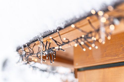 Winter ijspegels met feeënlichtjes in de sneeuw