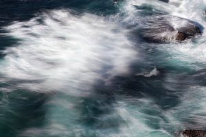kracht van de zee - brekende golven van Rob van Esch