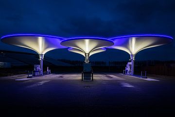 Een futuristisch benzine station van Dick Portegies