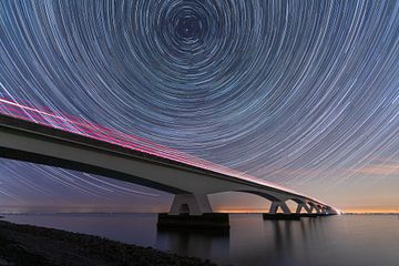 Die Zeelandbrücke in einer klaren Nacht von Roy Poots