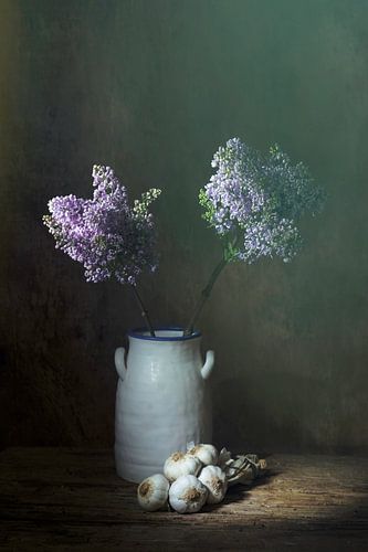 Stilleven met lila seringen en knoflookstreng