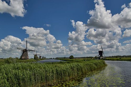 Kinderdijk met typisch Hollands schilderslicht en lucht