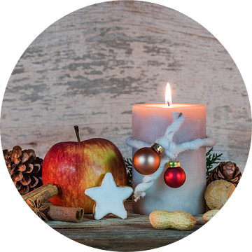 Kerst- en adventsdecoratie met versierde kaarsvlam van Alex Winter