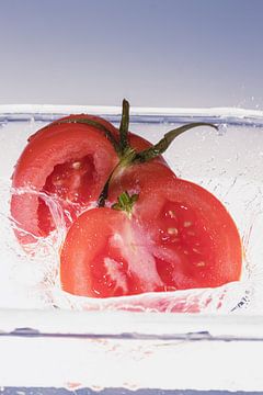 Tomaten vallen in het water 1 van Marc Heiligenstein