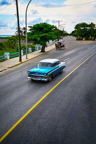 Chevrolet cab in Cuba by Theo Groote