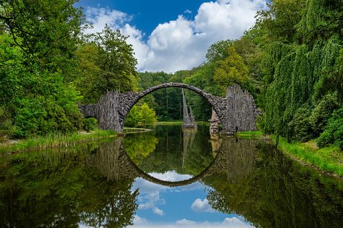 Uitzicht op de Rakotzbrücke in het Kromlauer Park