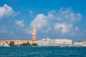 Mening van historische gebouwen in Venetië, Italië van Rico Ködder