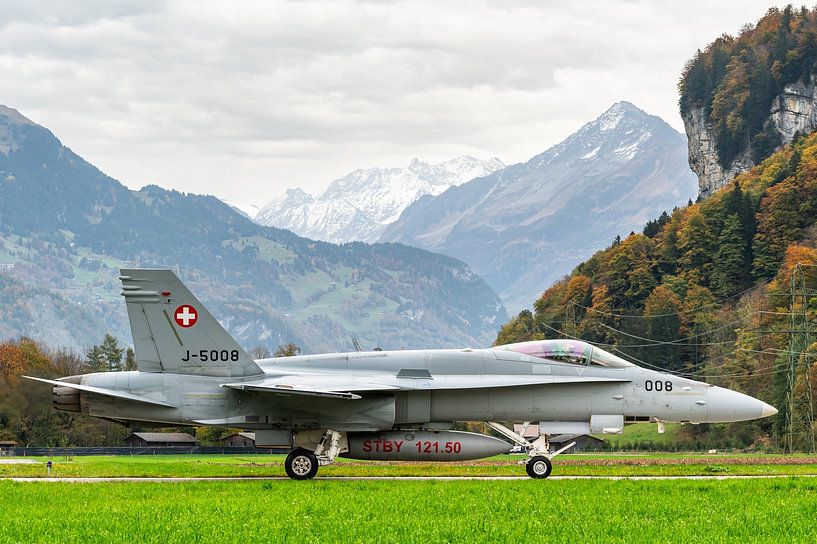 McDonnell Douglas F/A-18-Kampfjet in den Schweizer Alpen von KC Photography