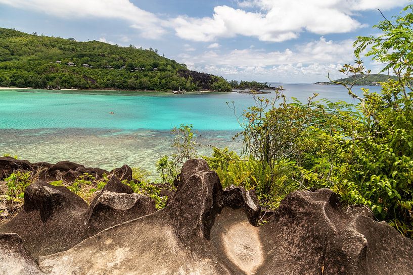 Panoramablick auf eine Bucht auf der Seychelleninsel Mahé von Reiner Conrad