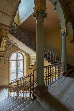 Das bunte Treppenhaus einer alten verlassenen Villa von Truus Nijland