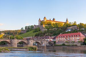 Alte Mainbrücke und Festung Marienberg in Würzburg von Jan Schuler