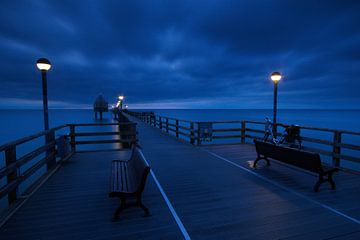 Nachts auf der Seebrücke von Marko Sarcevic