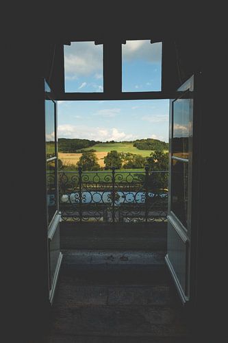 Zimmer mit Blick durch das Schlossfenster