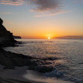 Lumière dorée du soleil, nuages et eau de mer 1 sur Adriana Mueller