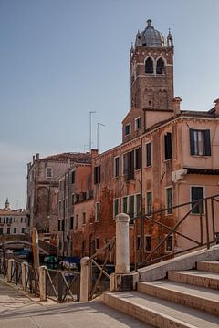 Kerk met brug aan kanaal met boten in oude centrum Venetie, Italie