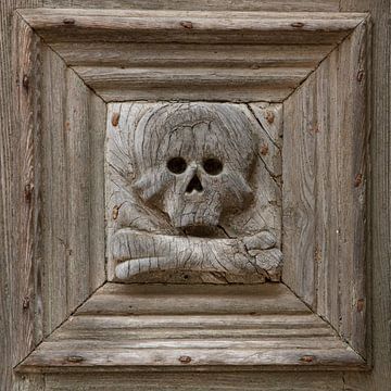 Detail van deur van Chiesa del Purgatorio (kerk met de schedels) in Matera, Italië van Joost Adriaanse