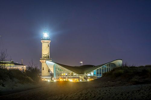 Vuurtoren van Warnemünde en de Teepott